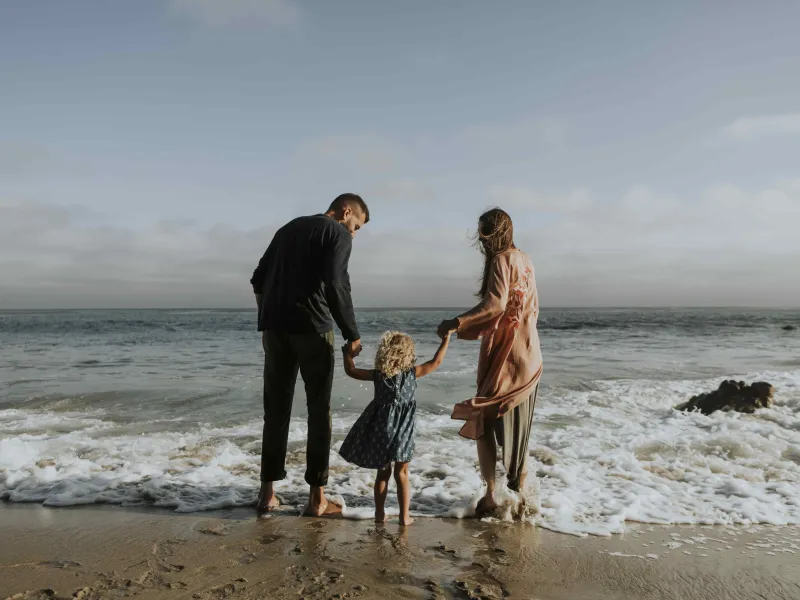 happy-family-beach-min.jpg