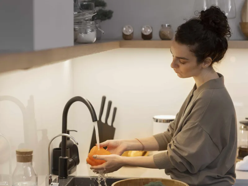 medium-shot-woman-washing-bell-pepper-min.jpg