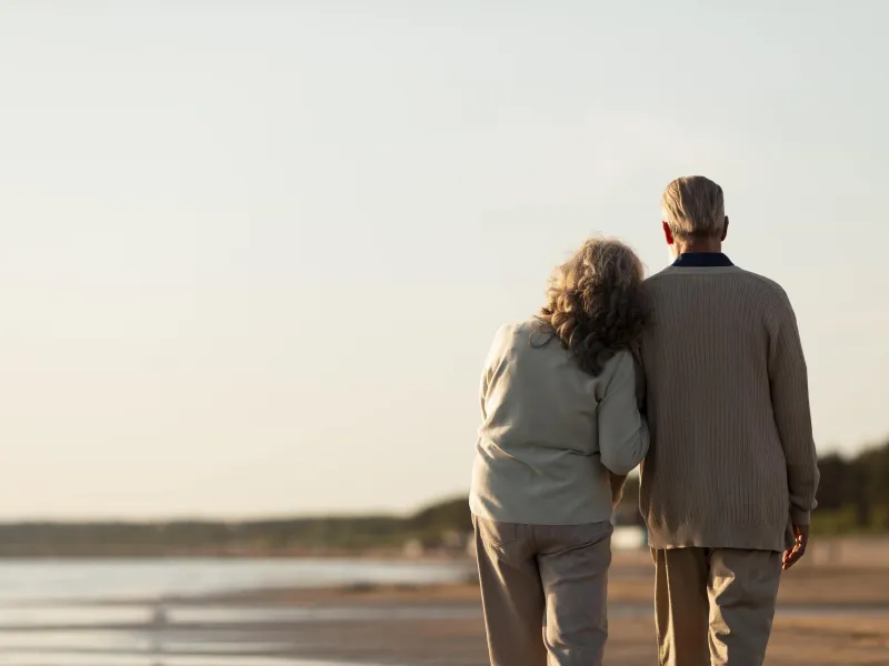 senior-couple-seaside-medium-shot-min.jpg