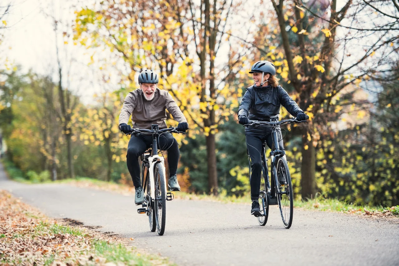 couple-riding-ebikes