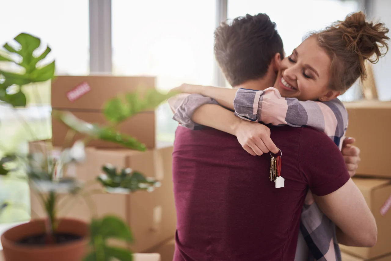 happy-couple-with-keys-new-apartment-min