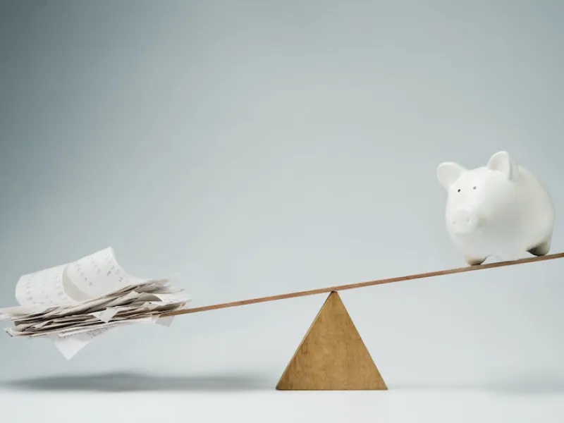 debt-outpaces-savings-1601408624ekbhn