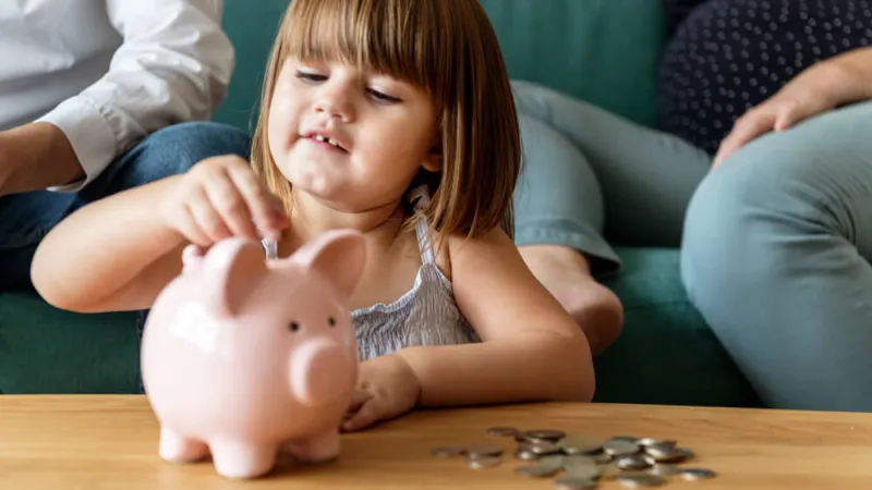 family-saving-money-piggy-bank-min-(c)
