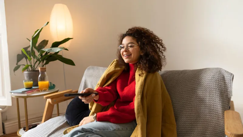 medium-shot-woman-holding-remote-min-(c)